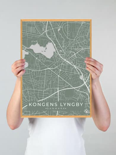 Kongens Lyngby plakat, sort design. Viser kort over byen med lysegrå gader og søer på en mørkere baggrund, indrammet i træ.