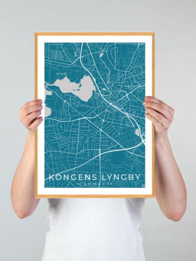 Kongens Lyngby plakat, sort design. Detaljeret kort over byen i blå og hvide nuancer. Stilfuld og moderne vægkunst.
