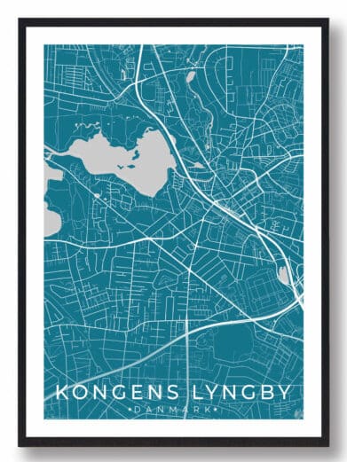 Kongens Lyngby plakat i sort ramme. Detaljeret kort over byen med hvide linjer på blå baggrund. Stilfuldt design, perfekt til vægdekoration.