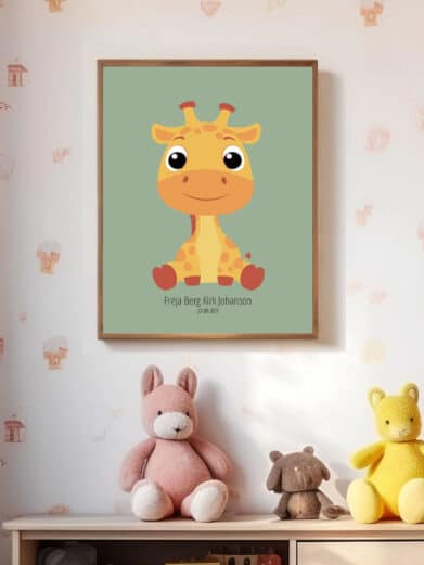 Sød giraf navneplakat til børneværelset. Farverig og stilfuld illustration, perfekt som personlig gave. Se den her!