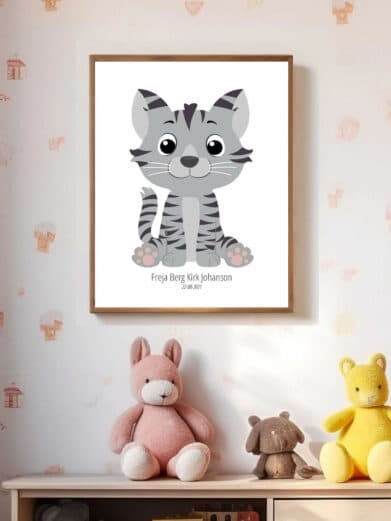Navneplakat med dyr: Sødt kat motiv i grå nuancer. Perfekt til børneværelset. Personliggør med navn og dato. Kvalitet og design i top.