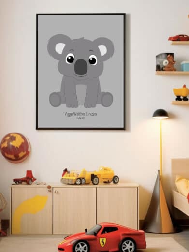 Navneplakat med dyr: Koala illustration i grå nuancer. Perfekt børneplakat med navn, der pynter på ethvert børneværelse. Køb nu!