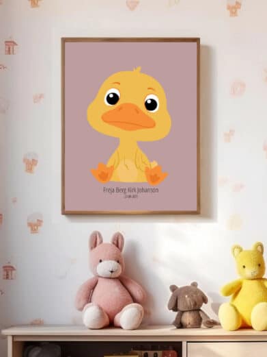 Navneplakat med dyr: sød kylling illustration. Perfekt børneplakat med navn. Farver: gul, orange på lys lilla baggrund. Unik navnetavle.
