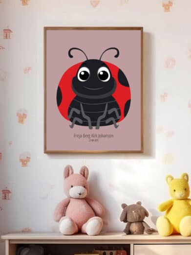 Sød Mariehøne navneplakat til børneværelset. Grafisk design med mariehøne, perfekt som personlig gaveidé. Se den her!