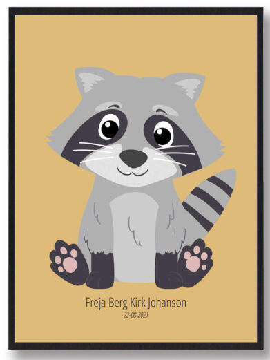 Sød vaskebjørn navneplakat til børneværelset. Grafisk design med grå vaskebjørn på gul baggrund. Perfekt som personlig gaveidé.