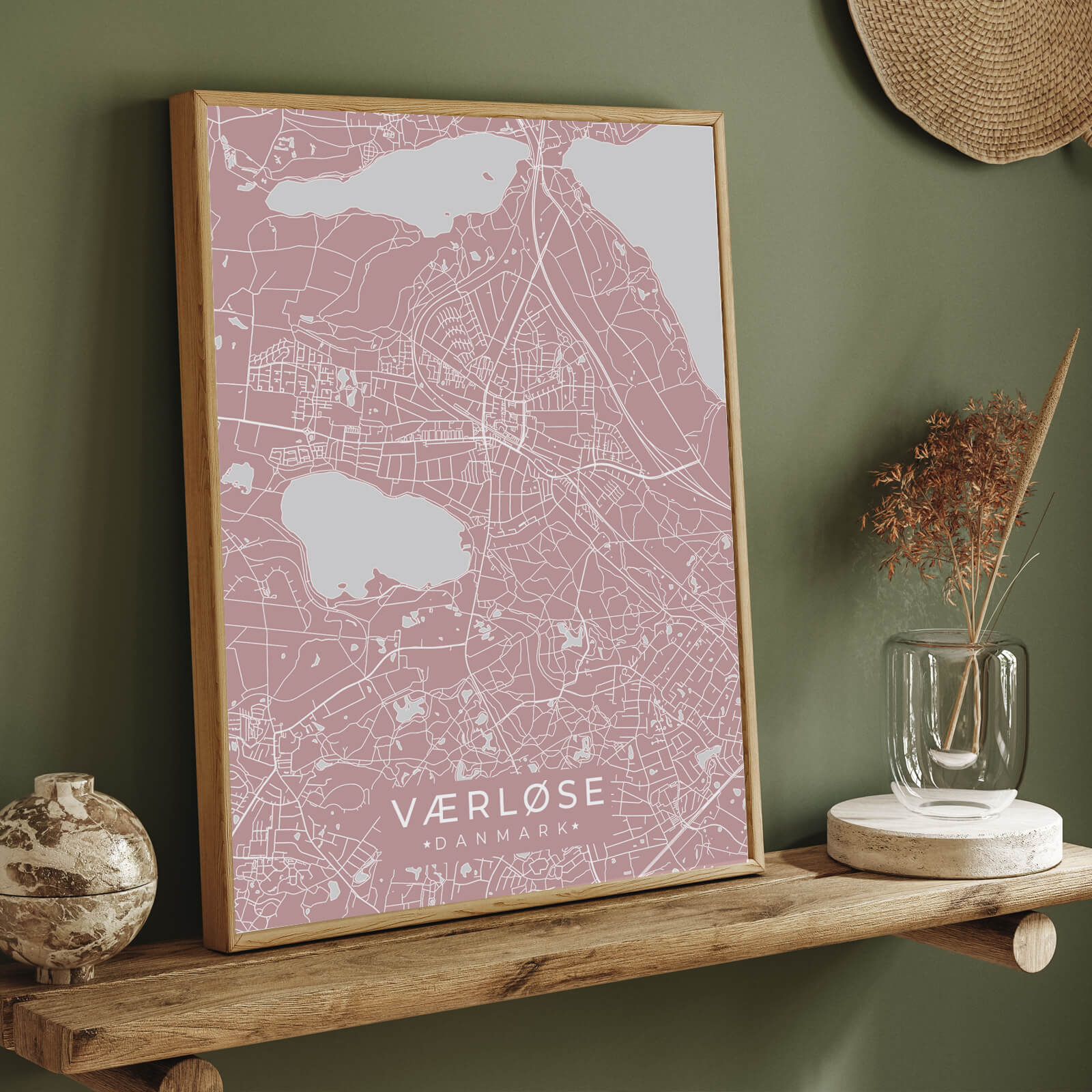 Værløse by plakat er perfekt boligplakat, til stuen. Denne Værløse plakat med området som motiv viser Værløse fra sin smukkeste side