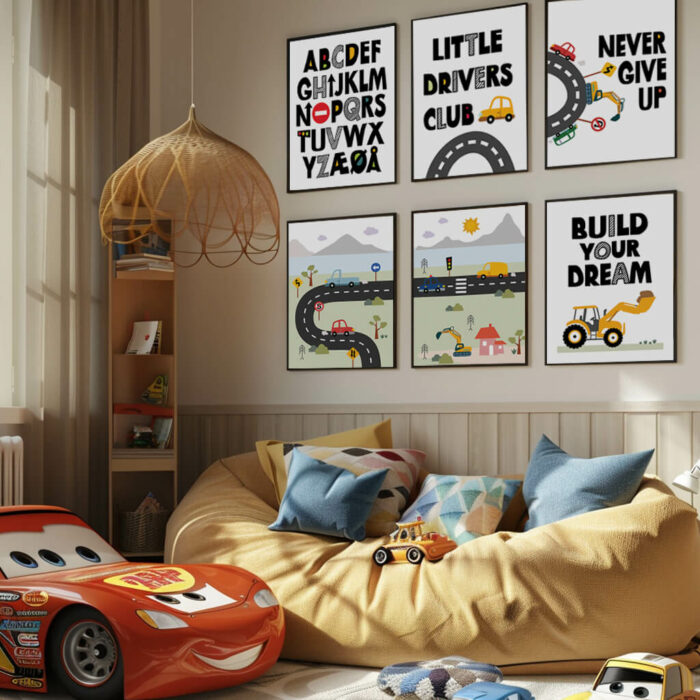 Billedvæg på børneværelse bestående af plakater med biltema til mindre børn