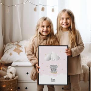 Navneplakat med søde piger og elefant. Perfekt til børneværelset. Køb din personlige navnetavle plakat nu!