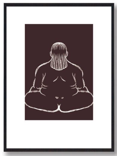 Yoga plakat - kvinde i stræk (brun). Minimalistisk, brun baggrund med hvid line art af en kvinde i siddende yoga stilling.