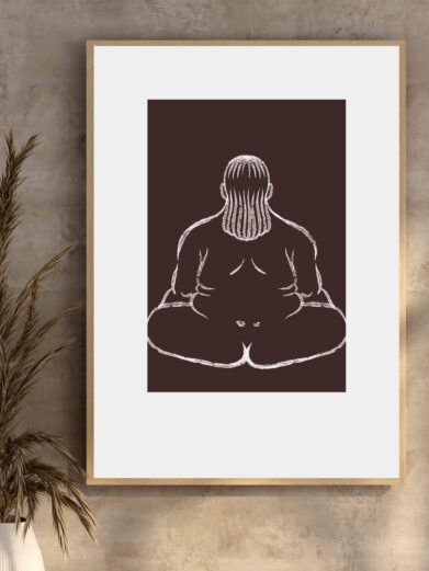 Yoga plakat - kvinde i stræk (brun). Line art croquis plakat i brun viser en siddende kvinde i yoga stilling. Smuk og minimalistisk.