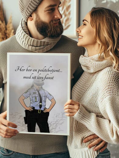 Her bor en politibetjent... plakat (mand). Illustreret boligplakat i hvide rammer, holdt af et par, med en kvindelig politibetjent.