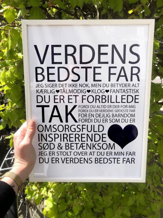 Flot Verdens Bedste Far plakat. Sort tekst på hvid baggrund i ramme. Perfekt fars dags gave. Citatplakat til verdens bedste far.