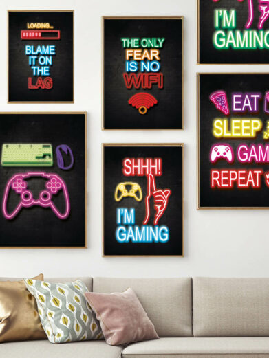 Billedvæg fyldt med gamerplakater. Alle med sort baggrund og neonfarvede motiver og citater