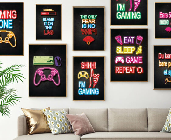 Billedvæg fyldt med gamerplakater. Alle med sort baggrund og neonfarvede motiver og citater