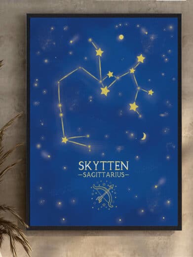 Stjernebillede Skytten plakat med lilla baggrund og gyldne stjerner. Moderne, stilfuld og perfekt til stjernetegnsentusiaster.
