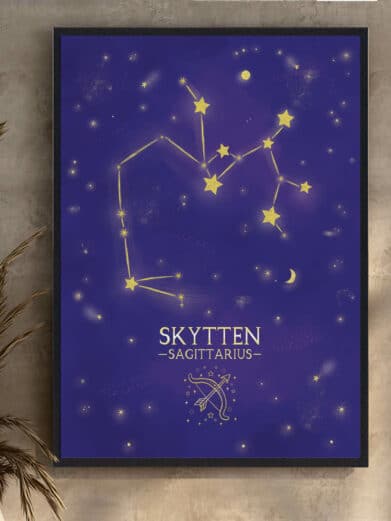 Stjernebillede Skytten - lilla plakat. Lilla baggrund med gyldne stjerner og stjernebillede. Moderne og stilfuld.