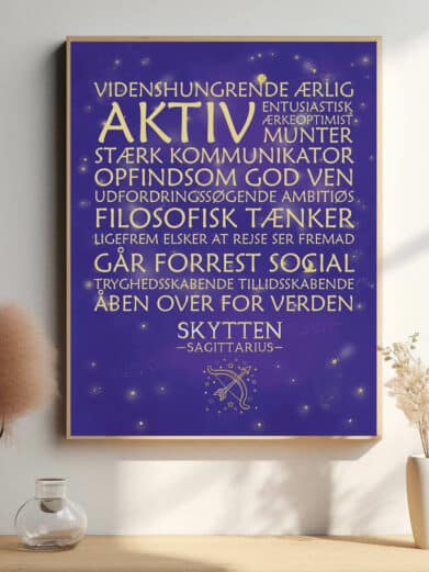 Lilla 'Stjernetegn Skytten' plakat. Guld tekst og illustrationer på lilla baggrund. Moderne og stilfuld boligindretning.