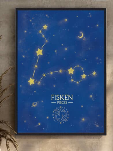 Stjernebillede Fisken plakat i lilla. Visuelt fremhæves stjernetegnet med guldstjerner på en dyb lilla baggrund. Moderne boligdekoration.