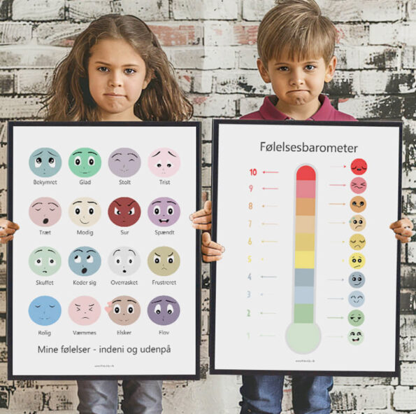To børn, der holder hver deres plakat med følelser og følelsesbarometer