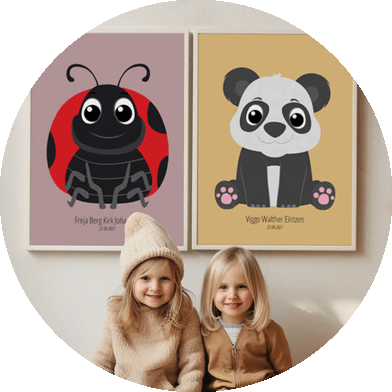 To piger, der sidder foran væg, hvor der hænger to navneplakater. På den ene er et motiv med en mariehøne, mens der på den anden er en panda.