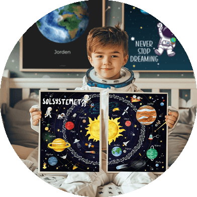 Dreng, der stolt holder to rumplakater op, der forestiller universet og solsystemet.