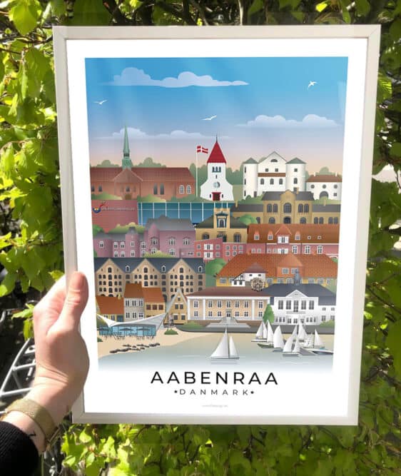 Holbæk byplakat med hvid kant. Farverig illustration af Holbæk bybillede med sejlbåde og karakteristiske bygninger. Flot design til væggen.