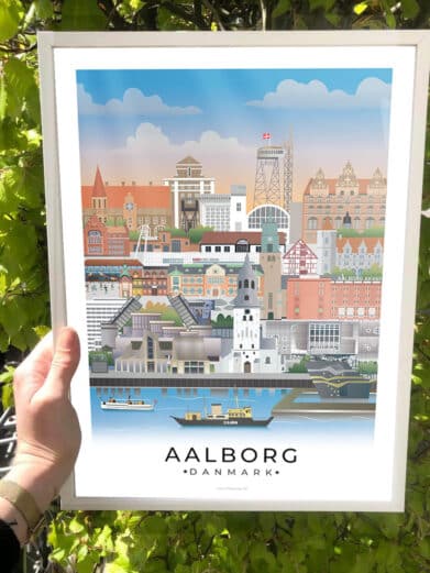 Holbæk byplakat med hvid kant. Farverig illustration af Holbæk bybillede i en hvid ramme. Perfekt som vægkunst.
