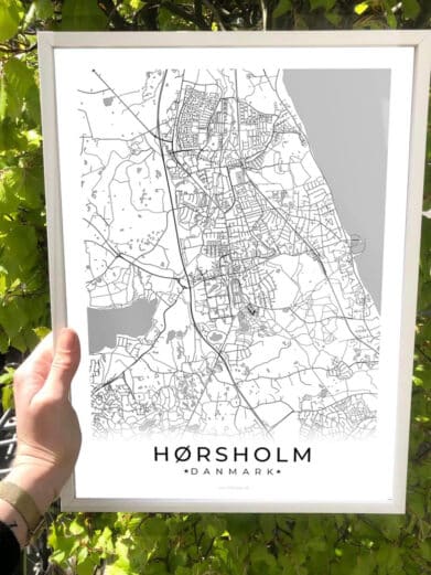 Holbæk byplakat med hvid kant. Minimalistisk sort/hvid design af Holbæk bykort. Perfekt som moderne vægkunst.