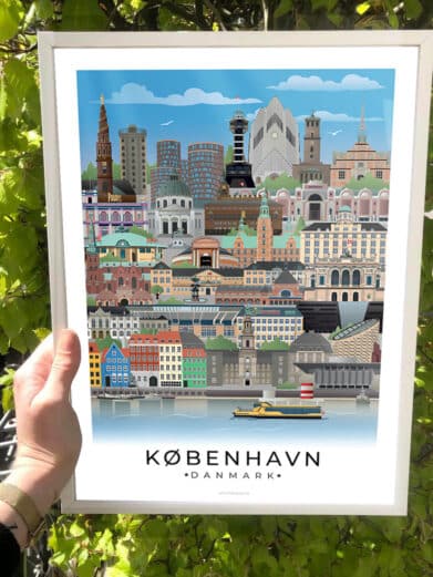 Holbæk byplakat med hvid kant viser farverige bygninger og vartegn. Moderne grafisk stil. Perfekt gaveidé. Nu på tilbud!