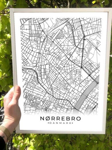 Holbæk byplakat med hvid kant. Sort/hvidt bykort over Holbæk i minimalistisk stil. Perfekt som gaveidé eller til din væg.