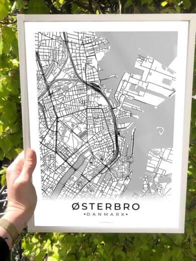 Holbæk byplakat med hvid kant. Detaljeret sort og hvidt kort over Holbæk i ramme. Moderne bybilleder fra Sjælland.