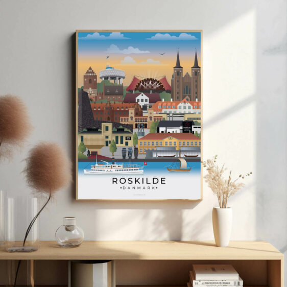 Roskilde bybillede plakat, der fremhæver den historiske bykerne med gamle bygninger, moderne kultur og den smukke natur omkring fjorden.