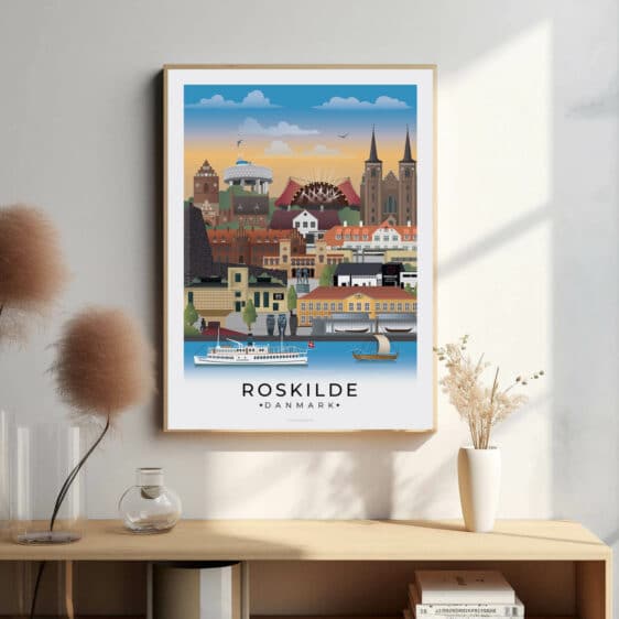 Roskilde bybillede plakat, der fanger byens historiske charme med den imponerende Roskilde Domkirke og den smukke havn langs fjorden.