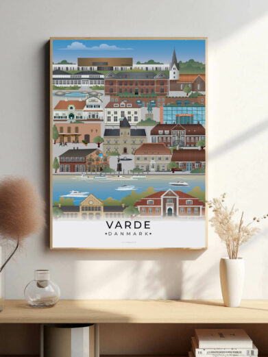 Varde bybillede plakat, der skildrer den idylliske atmosfære i byen, med farverige bygninger og de grønne områder langs floden og de omkringliggende marker.