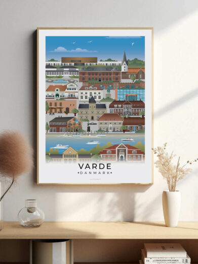 Varde bybillede plakat, der fremhæver den hyggelige bymidte med historiske bygninger, grønne parker og den rolige stemning langs Varde Å.