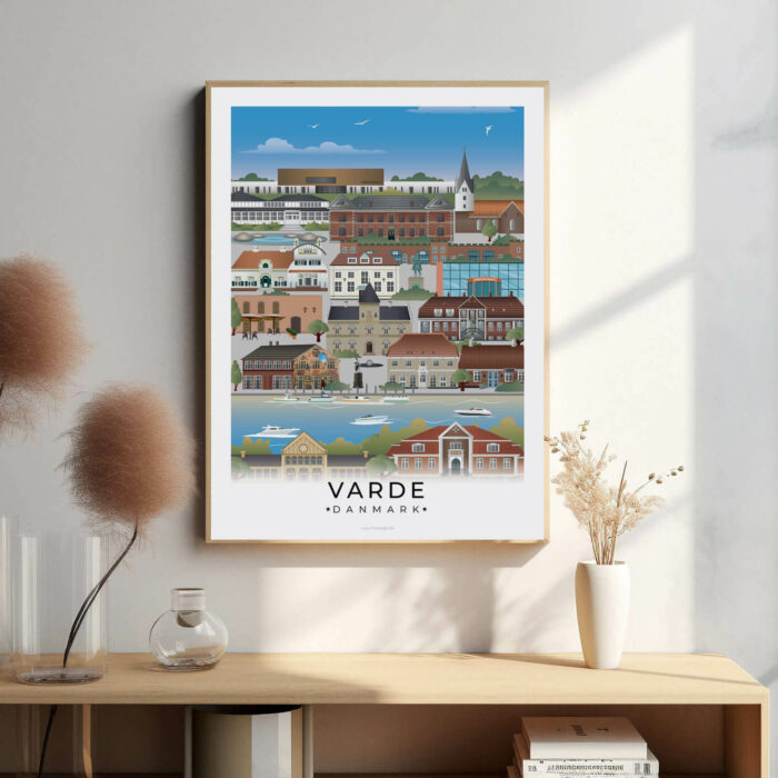 Varde bybillede plakat, der fremhæver den hyggelige bymidte med historiske bygninger, grønne parker og den rolige stemning langs Varde Å.