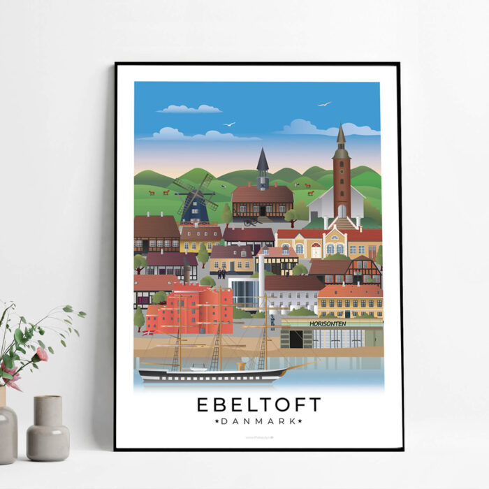 Ebeltoft plakat, der viser byens charmerende brostensbelagte gader, historiske bindingsværkshuse og den smukke udsigt over Ebeltoft Vig.