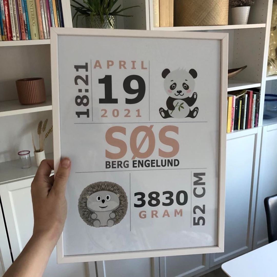 Fødselsplakat i minimalistisk design i hvid ramme. Plakaten indeholder barnets oplysninger fra fødslen såsom vægt, længde, klokkeslæt, osv.