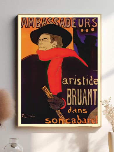 En elegant og kunstnerisk plakat, der viser den berømte sanger Aristide Bruant i sin karakteristiske røde tørklæde og sorte frakke.