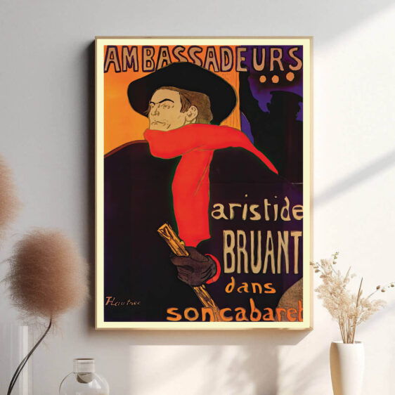 En elegant og kunstnerisk plakat, der viser den berømte sanger Aristide Bruant i sin karakteristiske røde tørklæde og sorte frakke.