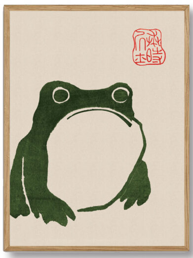 En smuk og levende plakat, der fremhæver en stor grøn frø. Hojis kunst fanger den frøens detaljerede udseende og den naturlige skønhed, hvilket skaber en følelse af nærvær og dybde, hvor naturens storhed kommer til live.