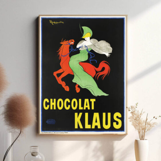 Denne plakat fremhæver Chocolat Klaus som en premium chokoladeoplevelse, der appellerer til både smag og æstetik med sin klassiske og raffinerede grafik.