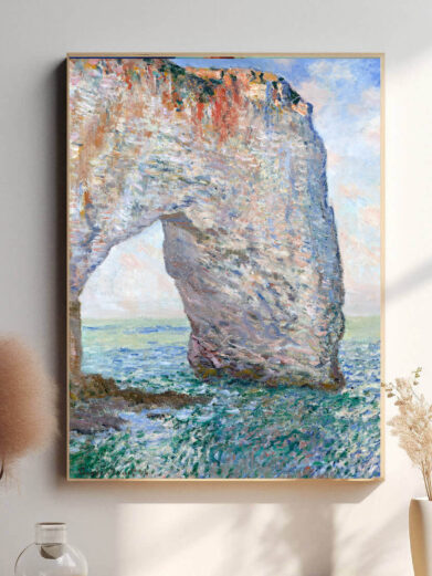 Monet mestrer spillet mellem lys og skygge, hvor solens refleksion på havoverfladen og de rå klippevægge skaber en levende og impressionistisk dybde. Den åbne bue af klippen danner en naturlig ramme, der leder blikket mod horisonten.