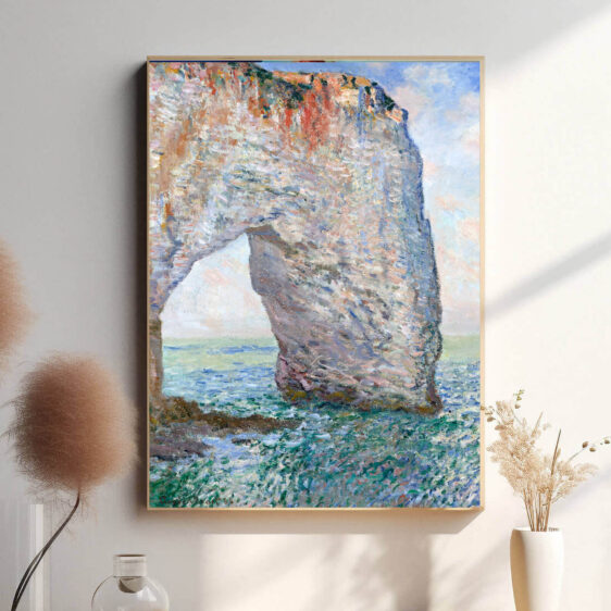 Monet mestrer spillet mellem lys og skygge, hvor solens refleksion på havoverfladen og de rå klippevægge skaber en levende og impressionistisk dybde. Den åbne bue af klippen danner en naturlig ramme, der leder blikket mod horisonten.