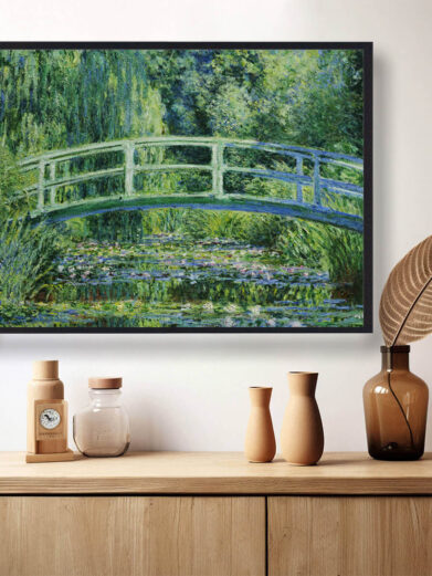The Water Lily Pond fanger den stille skønhed af åkanderne, som flyder på vandet i en rolig dam. Monet bruger spejlinger i vandet til at skabe en følelse af dybde, hvor naturens overflade og det omkringliggende lys smelter sammen.