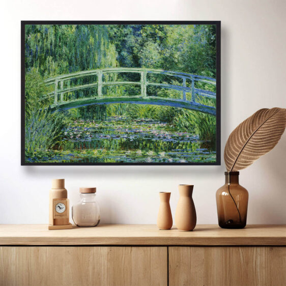 The Water Lily Pond fanger den stille skønhed af åkanderne, som flyder på vandet i en rolig dam. Monet bruger spejlinger i vandet til at skabe en følelse af dybde, hvor naturens overflade og det omkringliggende lys smelter sammen.