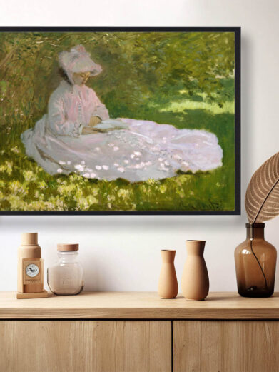 The Reader af Claude Monet skildrer et stille øjeblik, hvor en kvinde er fordybet i sin bog. De bløde impressionistiske penselstrøg og det varme lys skaber en rolig og afslappende stemning.