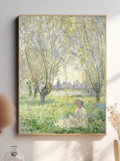 Monet bruger de hængende grene og det bløde lys til at fremhæve kvindens tilstedeværelse i et åbent, men beskyttet rum. Det varme, dæmpede lys skaber en stemning af tidløs ro og forbinder mennesket med naturens rytme.
