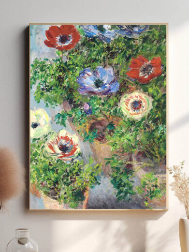 Farverne i anemonerne, fra dyb rød til hvid og lilla, skaber en levende kontrast mod den neutrale baggrund. Hver blomst er malet med stor opmærksomhed på det subtile spil af lys og skygge, som afslører naturens kompleksitet.