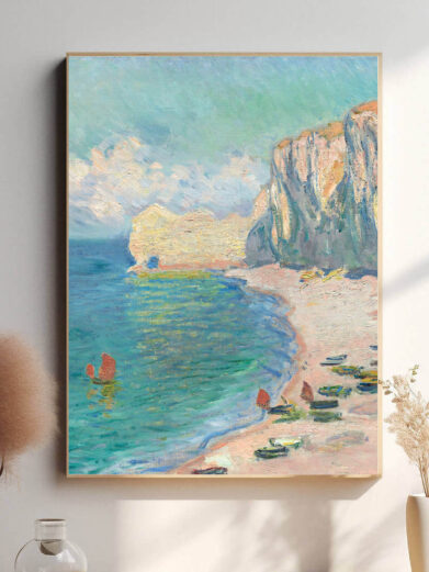 Monets maleri fanger den stærke kontrast mellem de barske klipper og den blide, bølgende strand. De grønne og blå nuancer i havet giver værket en følelse af dybde, mens det blide lys på sandet skaber en følelse af varme.
